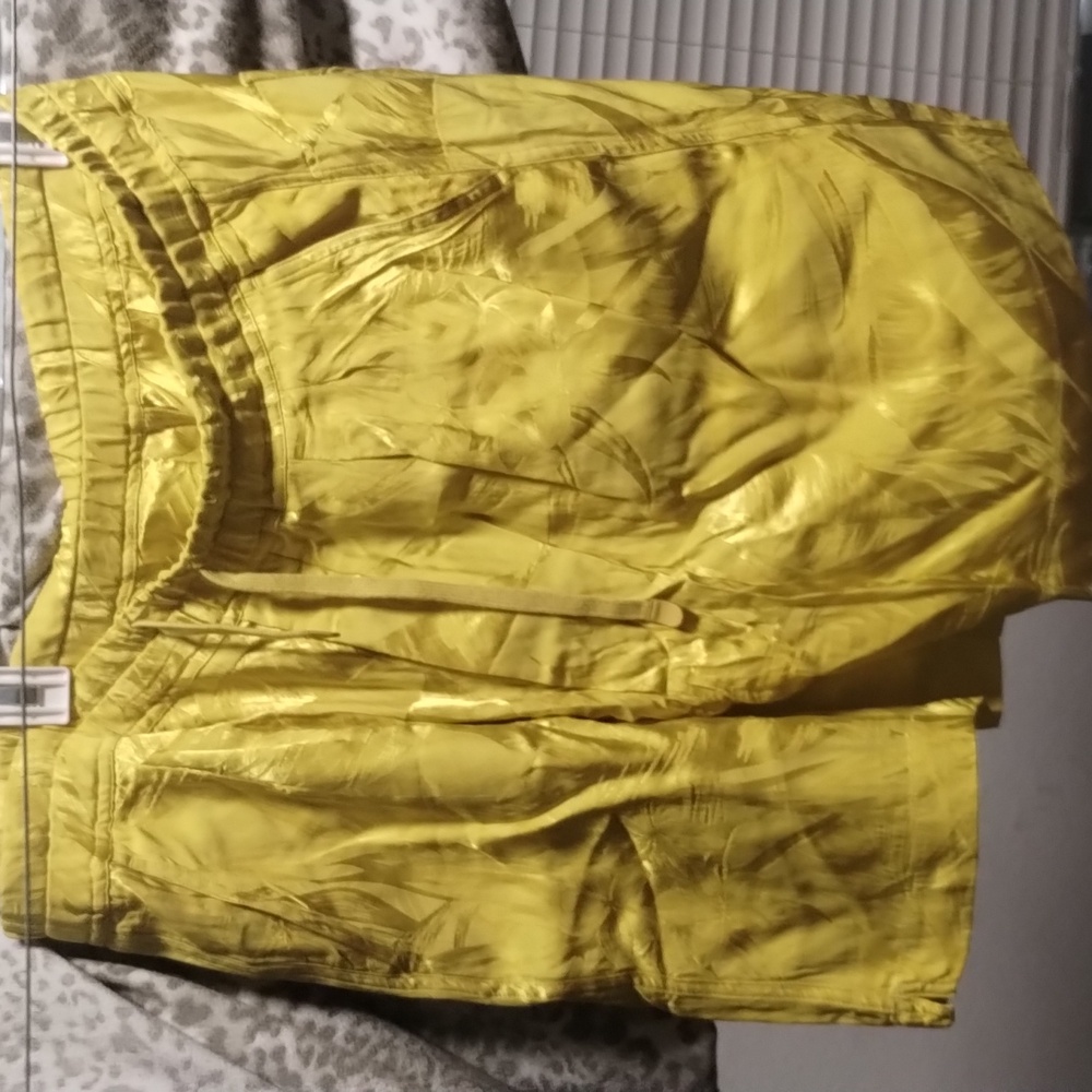 Tom Ford size 36 yellow shorts like new